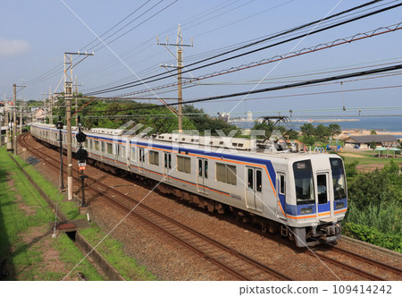 南海本線箱作站附近海岸行駛的南海1000系列車 南海本線箱作站附近海岸行駛的南海1000系列車 109414242