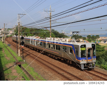 南海2000系列車沿著海岸井行駛 109414243
