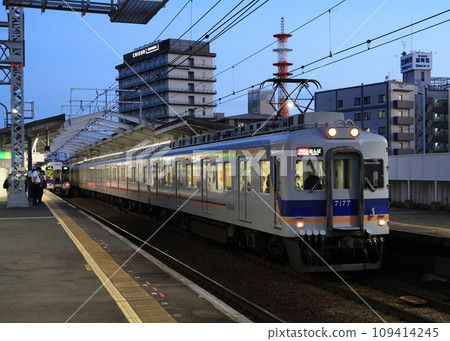 黃昏時分，南海7100系列列車停靠新今宮站 109414245