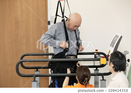 Elderly people exercising to maintain health 109414358