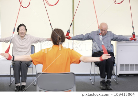 Elderly people exercising to maintain health 109415004