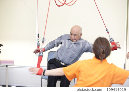 Elderly people exercising to maintain health Elderly people exercising to maintain health 109415019