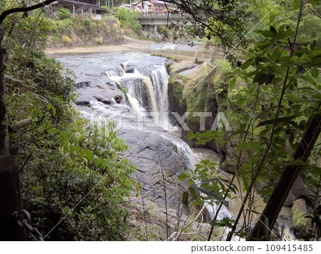 Nabekama Falls at the end of spring, Shimojo, Oguni Town, Aso District, Kumamoto Prefecture Nabekama Falls at the end of spring, Shimojo, Oguni Town, Aso District, Kumamoto Prefecture 109415485
