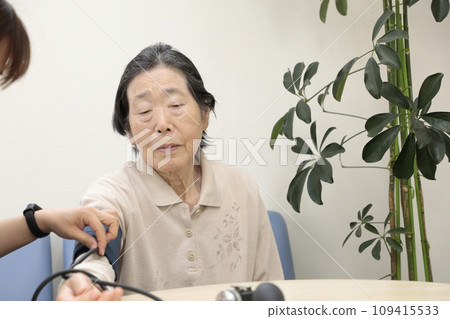 老人接受生命徵象檢查 109415533