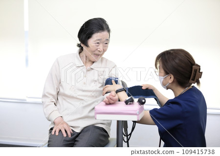 老人接受生命徵象檢查 老人接受生命徵象檢查 109415738