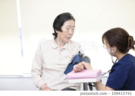 老人接受生命徵象檢查 老人接受生命徵象檢查 109415741