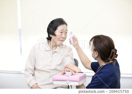 老人接受生命徵象檢查 老人接受生命徵象檢查 109415750