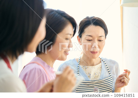 Women participating in a cooking class 109415851