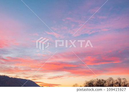 秋天的日出天空[安曇野市] 109415927