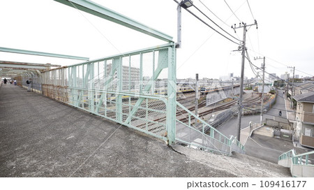 三鷹跨線人行天橋,預計於 2023 年 12 月在與太宰治和 JR 中央線列車相關的地方開始拆除工作 三鷹跨線人行天橋,預計於 2023 年 12 月在與太宰治和 JR 中央線列車相關的地方開始拆除工作 109416177