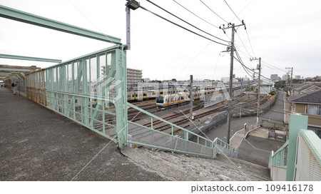 三鷹跨線人行天橋,預計於 2023 年 12 月在與太宰治和 JR 中央線列車相關的地方開始拆除工作 三鷹跨線人行天橋,預計於 2023 年 12 月在與太宰治和 JR 中央線列車相關的地方開始拆除工作 109416178