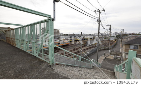 三鷹跨線人行天橋,預計於 2023 年 12 月在與太宰治和 JR 中央線列車相關的地方開始拆除工作 三鷹跨線人行天橋,預計於 2023 年 12 月在與太宰治和 JR 中央線列車相關的地方開始拆除工作 109416179