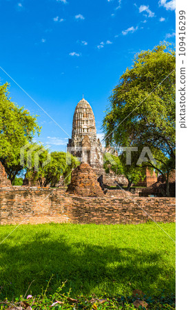 Ruins that are valuable and the beauty of the architecture of the Ayutthaya period. 109416299