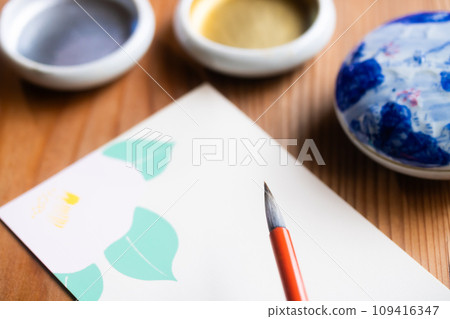 用毛筆在山茶花明信片上寫下當季新聞 用毛筆在山茶花明信片上寫下當季新聞 109416347