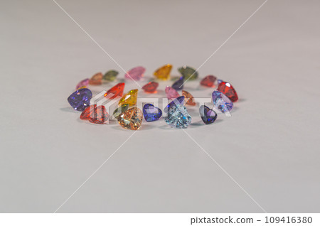 .Heart-shaped gemstones in various colors are set in a circle. 109416380