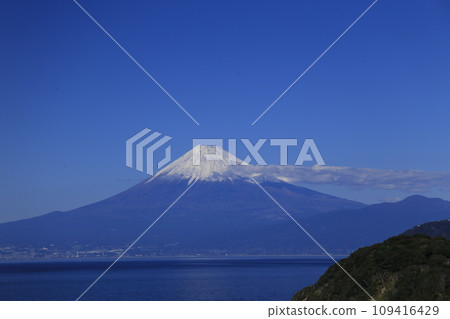 白雪皚皚的富士山、駿河灣的碧海藍天 白雪皚皚的富士山、駿河灣的碧海藍天 109416429
