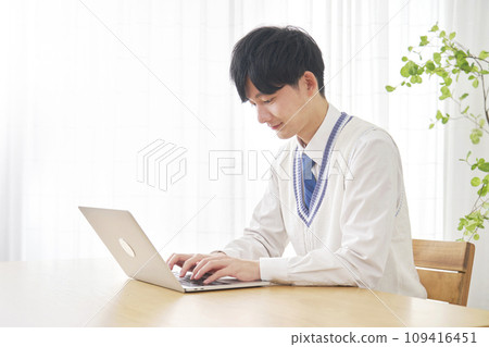 High school boy using a laptop in the living room 109416451