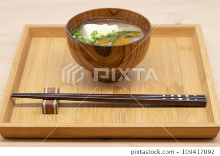 南瓜和豆腐味噌湯放在木托盤上，附筷子 109417092