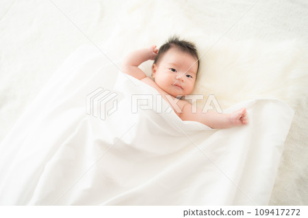 一個月大的男嬰裹著床單 109417272