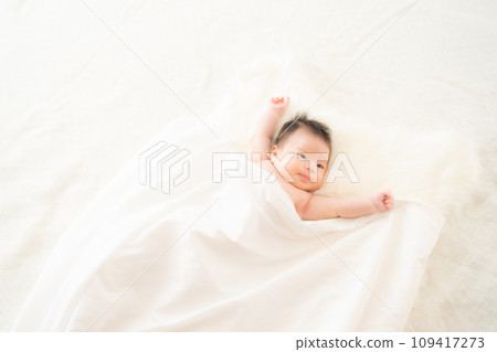 一個月大的男嬰裹著床單 109417273