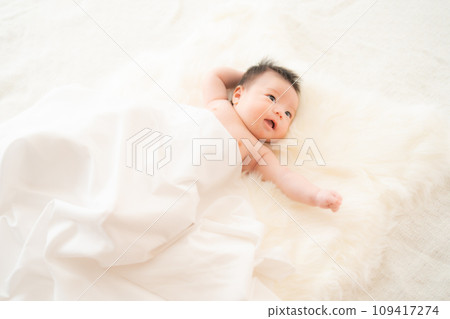 一個月大的男嬰裹著床單 109417274