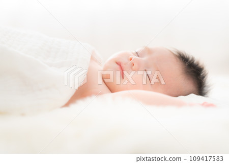 一個月寶寶裹著睡覺 109417583