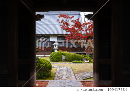 Genkoan, Kyoto in autumn, the main hall and autumn leaves seen from the main gate Genkoan, Kyoto in autumn, the main hall and autumn leaves seen from the main gate 109417884