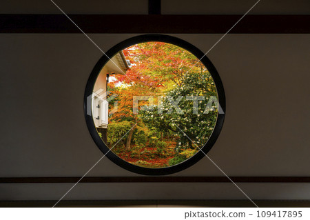 Kyoto Genkoan Window of Enlightenment Autumn leaves season Kyoto Genkoan Window of Enlightenment Autumn leaves season 109417895