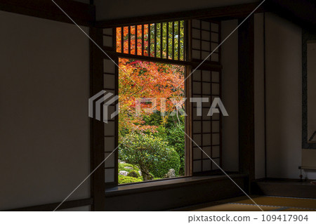 京都源光庵,迷惘之窗,紅葉的季節 京都源光庵,迷惘之窗,紅葉的季節 109417904