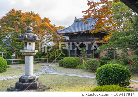 Genkoan，京都秋天，三扇門和秋葉 109417914