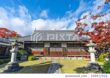 Genkoan,京都秋天 — 晴朗的秋天天空、主殿和秋葉 Genkoan,京都秋天 — 晴朗的秋天天空、主殿和秋葉 109417916