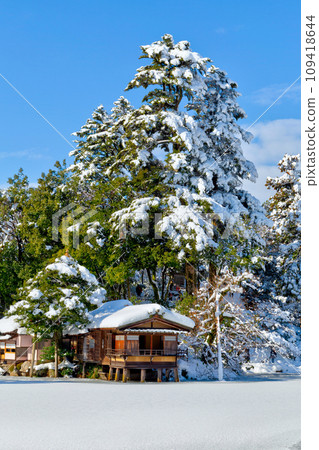 兼六園是日本三大名園之一，位於石川縣金澤市。冬季白雪皚皚的景色也是一道亮麗的風景。 109418644