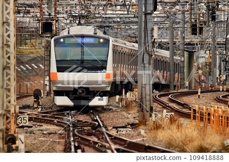 迫不及待地想轉接雙層綠色車廂...中央線快速列車【233系列】 迫不及待地想轉接雙層綠色車廂...中央線快速列車【233系列】 109418888