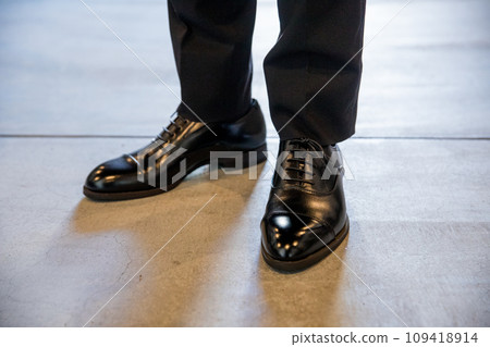 Businessman's feet leather shoes Businessman's feet leather shoes 109418914