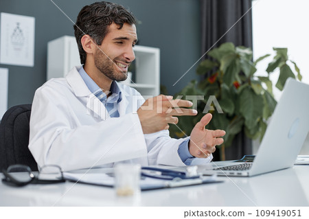 Doctor explaining through video call in clinic 109419051