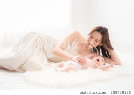 A mother co-sleeping with her one-month-old son 109419138