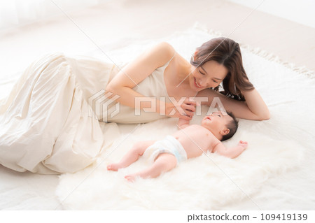 A mother co-sleeping with her one-month-old son 109419139
