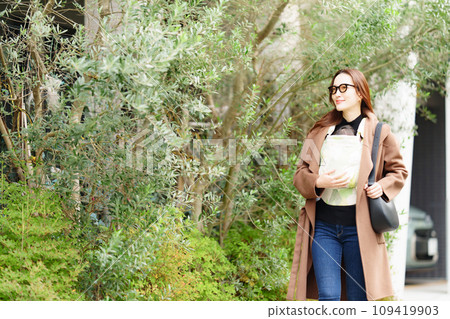 Celebrity woman holds her one-month-old son Celebrity woman holds her one-month-old son 109419903