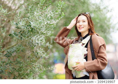 Celebrity woman holds her one-month-old son 109419907