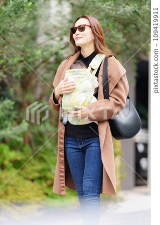 Celebrity woman holds her one-month-old son 109419911