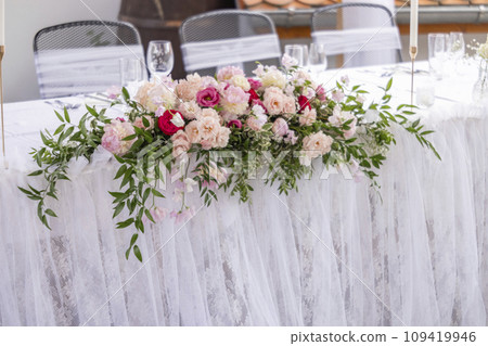 Wedding table with pink flowers Wedding table with pink flowers 109419946