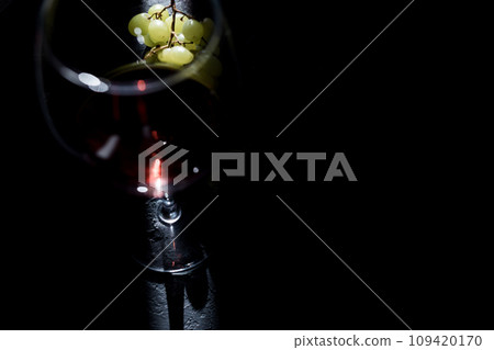 Wine glass with grapes 109420170