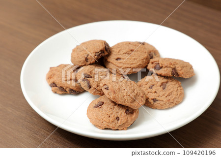 餅乾、西式甜點、糖果、巧克力片、巧克力餅乾、零食、糖果、麵粉、烘焙食品、食物、盤子 餅乾、西式甜點、糖果、巧克力片、巧克力餅乾、零食、糖果、麵粉、烘焙食品、食物、盤子 109420196