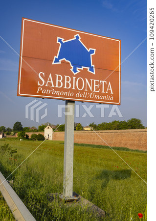 The walls of Sabbioneta, UNESCO World Heritage site, Lombardy, Italy 109420265