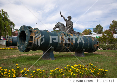 Statue of Mimar Sinan, who built the Selimiye Mosque in 1575, and big cannons, 09 August 2019 Turkey Edirne Statue of Mimar Sinan, who built the Selimiye Mosque in 1575, and big cannons, 09 August 2019 Turkey Edirne 109420341