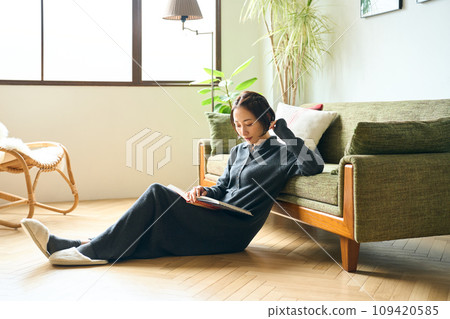 讀在客廳的婦女 讀在客廳的婦女 109420585