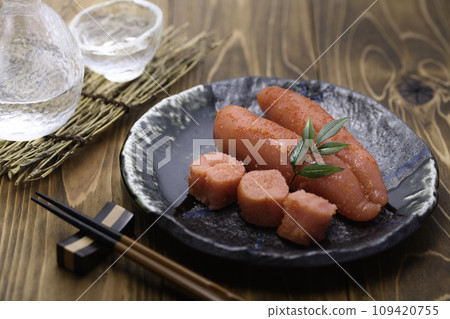 博多高級芥末鱈魚子和清酒(木紋背景) 博多高級芥末鱈魚子和清酒(木紋背景) 109420755