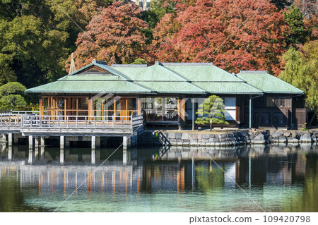 Tokyo, Hamarikyu Gardens, Nakajima Tea House, Autumn leaves and tidal pond 109420798