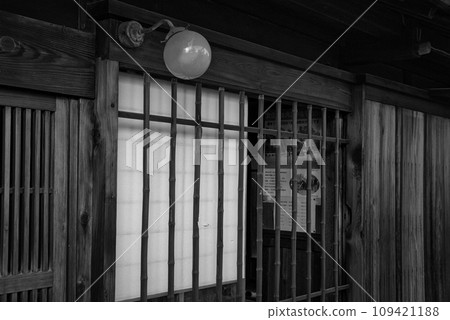 充滿懷舊昭和時代氛圍的栃木市街景的黑白照片。 充滿懷舊昭和時代氛圍的栃木市街景的黑白照片。 109421188