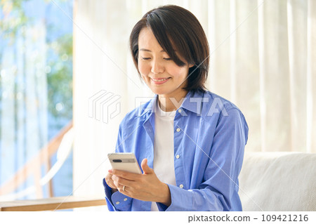 操作智能手機的婦女 109421216